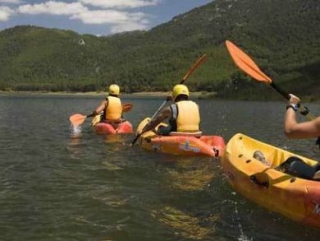 varios kayakistas